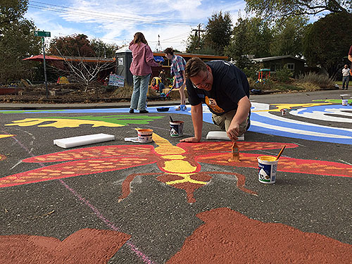 Lucas Freirichs paints a dragonfly.